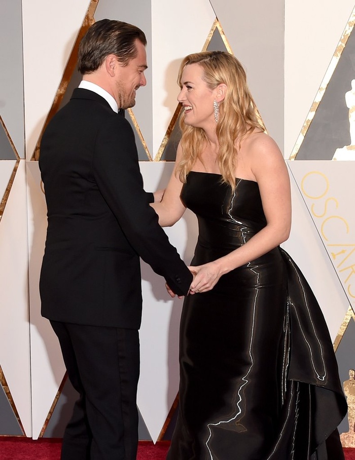 Cái nắm tay của Kate và Leo làm tim fan tan chảy