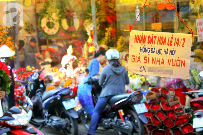 Bất ngờ với giá hoa ngày lễ Valentine tại Sài Gòn: Ít người mua, giá còn rẻ hơn ngày thường - Ảnh 2.