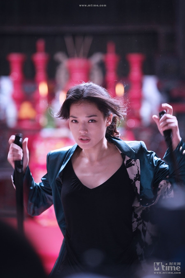 Trong phim, Thư Kỳ vào vai Lâm Nhã Linh - con gái của ông trùm xã hội đen Trung Quốc. Để đảm bảo an toàn, cô sang Hàn Quốc ở nhờ tại nhà một người của cha.