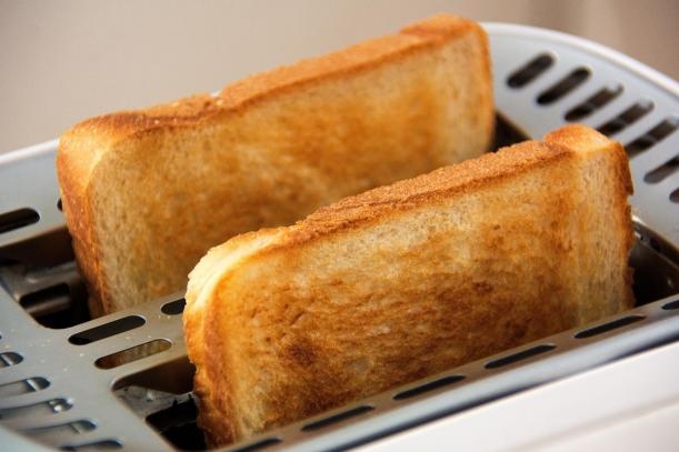 Bánh mì nướng và khoai tây chiên quá kỹ tiềm ẩn nguy cơ ung thư