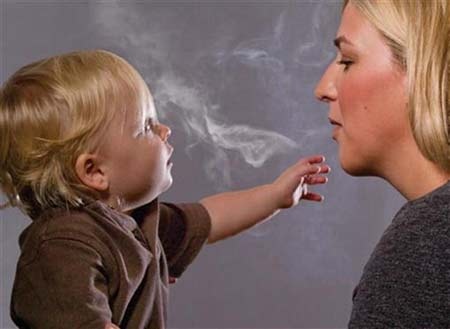 Bố mẹ hút thuốc ảnh hưởng đến thính giác của con