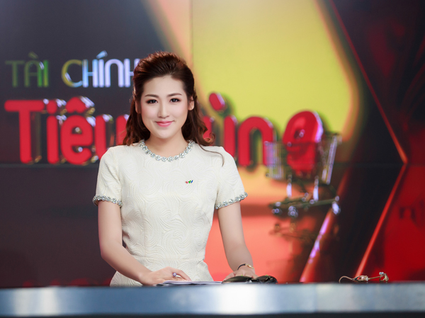 Á hậu Tú Anh ngày càng xinh đẹp, trưởng thành trên sóng VTV - Ảnh 1.