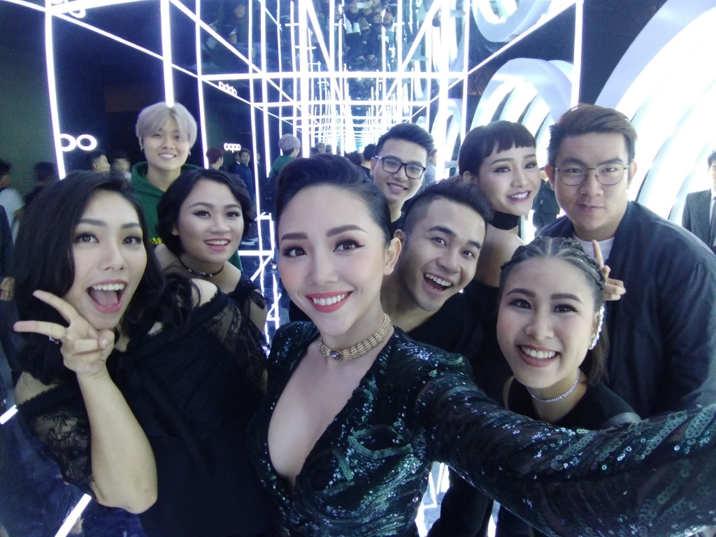 toc tien khoe dang nong bong dan ca team the voice di du su kien