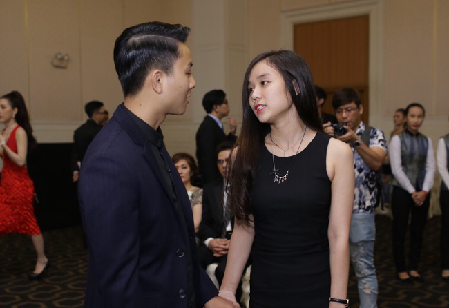 Hoài Lâm lần đầu tay trong tay xuất hiện cùng bạn gái sau khi công khai quan hệ tình cảm - Ảnh 4.