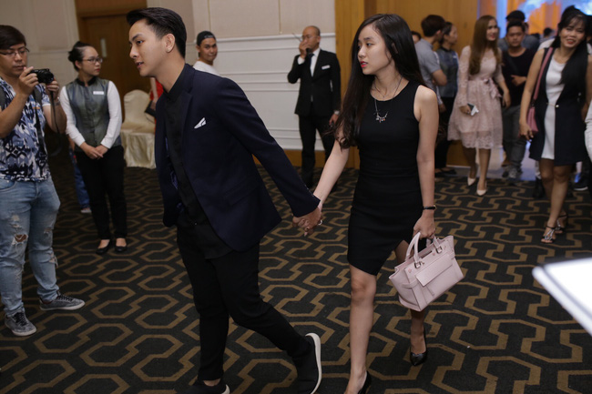 Hoài Lâm lần đầu tay trong tay xuất hiện cùng bạn gái sau khi công khai quan hệ tình cảm - Ảnh 1.