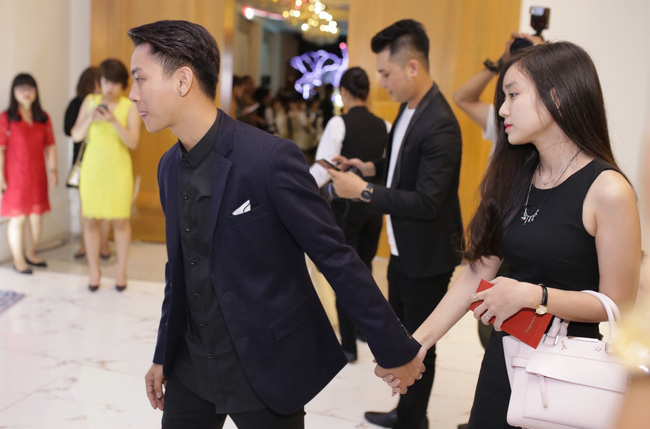 Hoài Lâm lần đầu tay trong tay xuất hiện cùng bạn gái sau khi công khai quan hệ tình cảm - Ảnh 2.