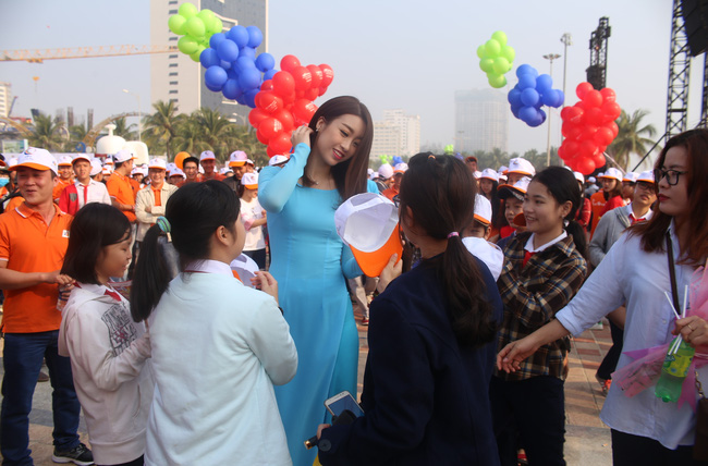 Hoa hậu Đỗ Mỹ Linh, Nguyễn Thị Loan và MC Phan Anh chạy bộ hướng về Quỹ hỗ trợ bệnh nhân ung thư - Ảnh 4.