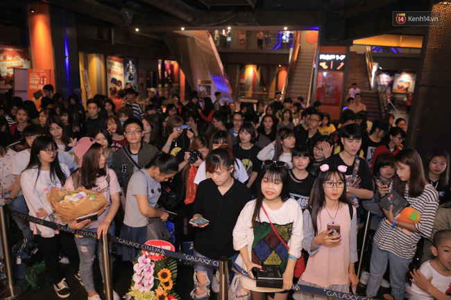 Sơn Tùng M-TP đáng yêu hết sức khi để fan bẹo má trong buổi kí tặng tại Hà Nội - Ảnh 11.