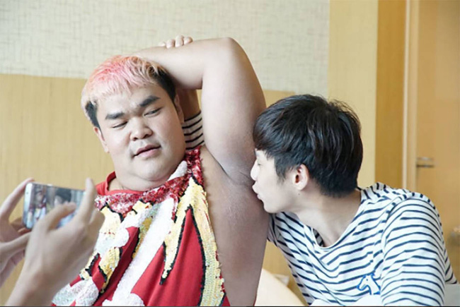Mario Maurer, Push Puttichai và loạt trai đẹp nổi tiếng Thái Lan bị MC đồng tính cưỡng hôn? - Ảnh 11.