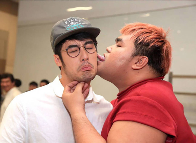 Mario Maurer, Push Puttichai và loạt trai đẹp nổi tiếng Thái Lan bị MC đồng tính cưỡng hôn? - Ảnh 4.