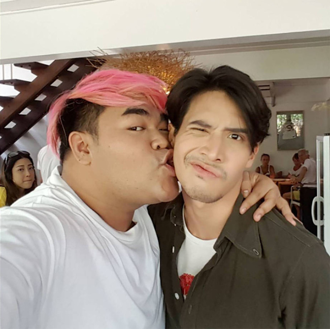 Mario Maurer, Push Puttichai và loạt trai đẹp nổi tiếng Thái Lan bị MC đồng tính cưỡng hôn? - Ảnh 12.
