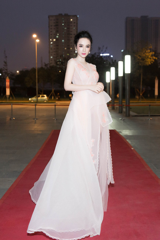 Angela Phương Trinh diện váy trắng bồng bềnh, gợi cảm khoe lưng trần - Ảnh 1.
