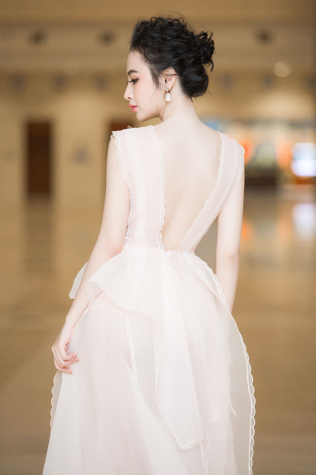 Angela Phương Trinh diện váy trắng bồng bềnh, gợi cảm khoe lưng trần - Ảnh 4.