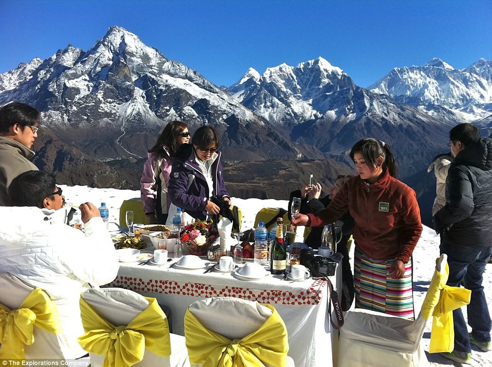 bua sang xa xi tren dinh everest cho khach nha giau