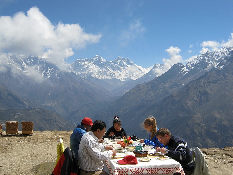 bua sang xa xi tren dinh everest cho khach nha giau