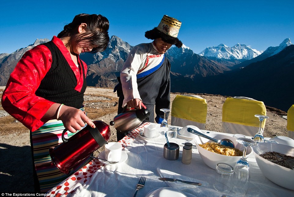 bua sang xa xi tren dinh everest cho khach nha giau