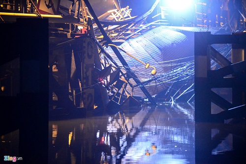Hiện trường vụ sập cầu khiến ôtô, xe máy rơi xuống sông tại Sài Gòn - 1