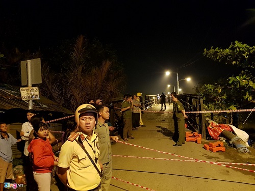 Hiện trường vụ sập cầu khiến ôtô, xe máy rơi xuống sông tại Sài Gòn - 2