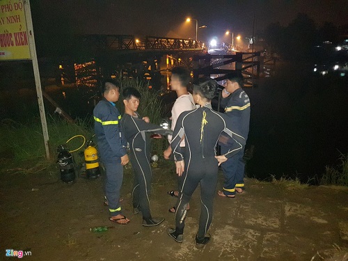 Hiện trường vụ sập cầu khiến ôtô, xe máy rơi xuống sông tại Sài Gòn - 3