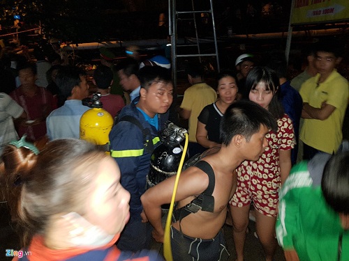 Hiện trường vụ sập cầu khiến ôtô, xe máy rơi xuống sông tại Sài Gòn - 4