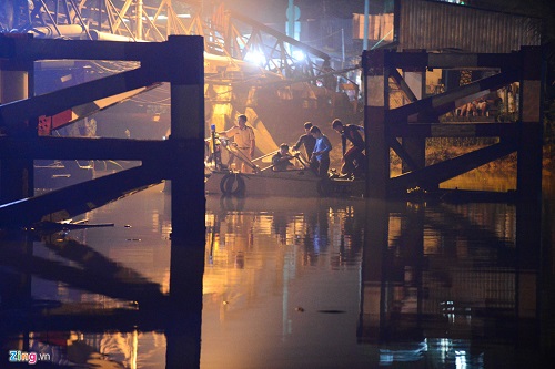 Hiện trường vụ sập cầu khiến ôtô, xe máy rơi xuống sông tại Sài Gòn - 5