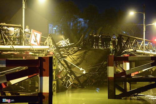 Hiện trường vụ sập cầu khiến ôtô, xe máy rơi xuống sông tại Sài Gòn - 6