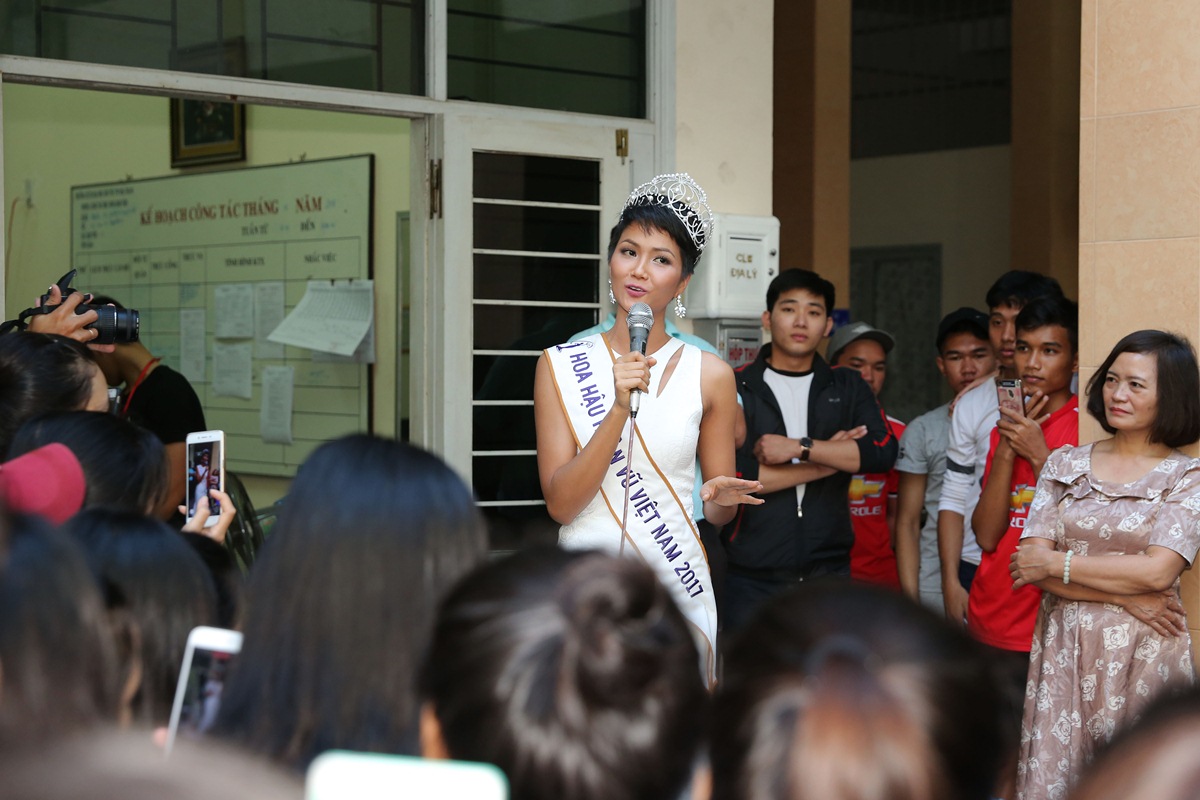 Hoa hau H'Hen Nie tro chuyen cung cac ban hoc sinh (1)