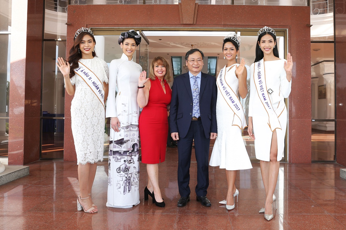 Top 3, Ms Dayana, Mrs Paula chup hinh cung ong Nguyen Dac Tai - Pho CT UBND tinh