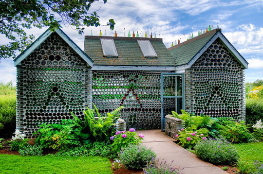 10 ngôi nhà đẹp “lạ” làm bằng vật liệu tái chế - Ảnh 1.
