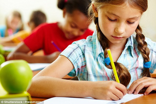 Nhiều trẻ em đang gặp khó khăn nghiêm trọng trong việc học viết - ảnh: DAILY MAIL 