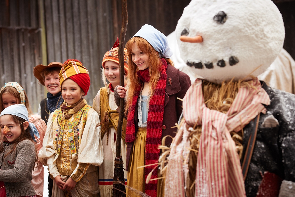 Die kleine Hexe (Karoline Herfurth) feiert Fasnacht mit den Kindern im Dorf