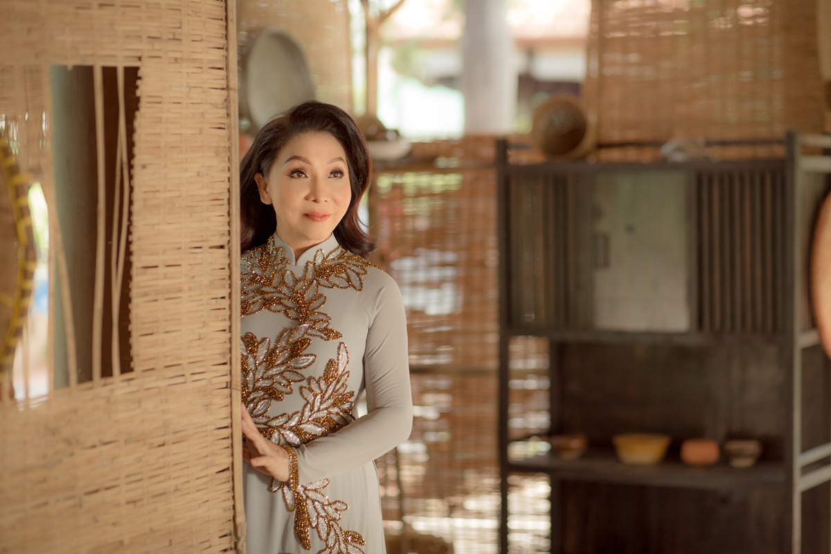 Hinh NSND Bach Tuyet voi trang phuc ao dai Kinzu (12)