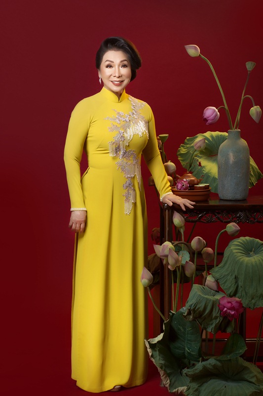 Hinh NSND Bach Tuyet voi trang phuc ao dai Kinzu (24)