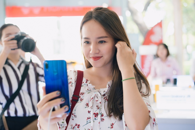 Huawei Nova 3i lifestyle 2 Nova 3i thắng lớn với 22.000 đơn đặt hàng trong 10 ngày ra mắt