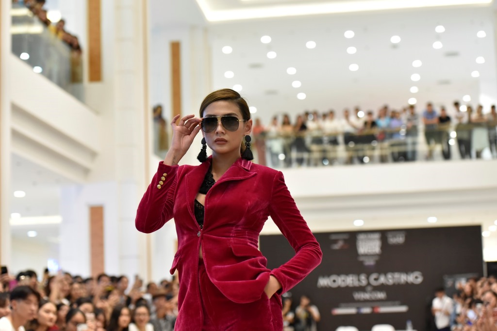 Võ Hoàng Yến catwalk thị phạm (2)