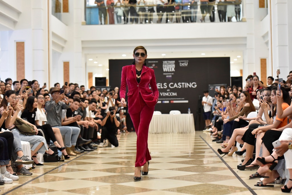 Võ Hoàng Yến catwalk thị phạm