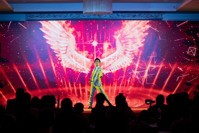 ao thuat gia nguyen phuong lifestyle 6 Kỷ lục gia Nguyễn Phương xác lập kỷ lục thế giới với màn trình diễn ảo thuật 4D