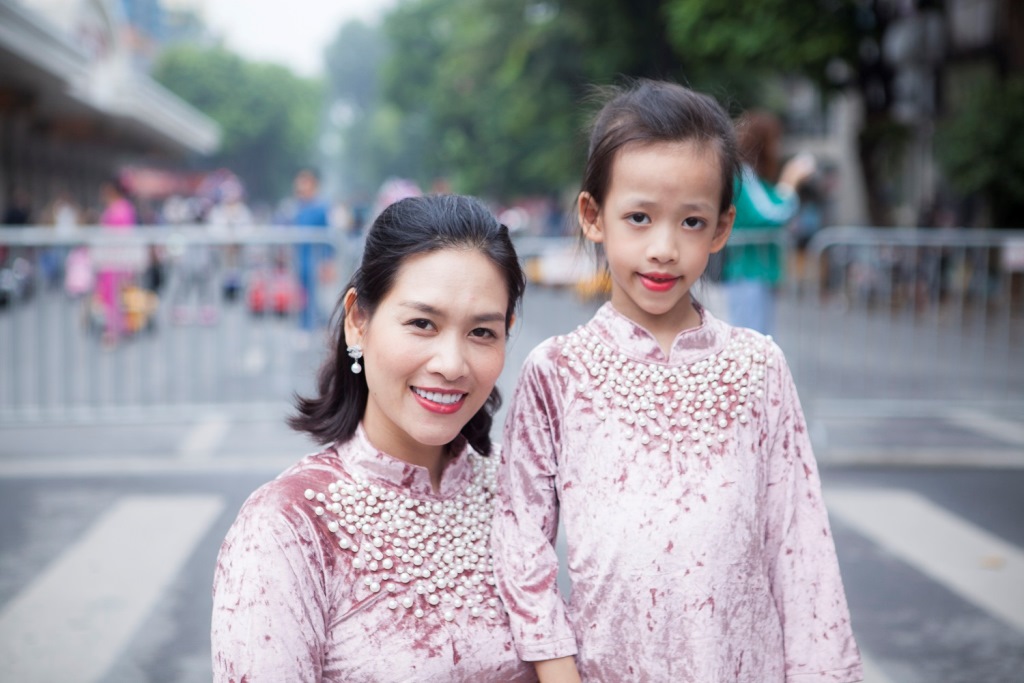 Chị Nguyệt _thảo mai_ cùng con gái với trang phục áo dài nhung cực _sang_