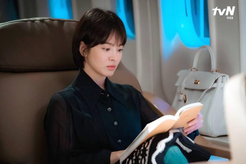 1 năm sau khi làm vợ Song Joong Ki, Song Hye Kyo đã thay đổi liên tục như thế này - 17