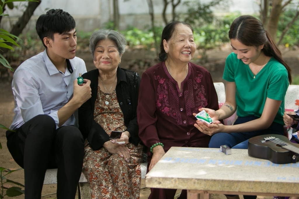 Team TH bên các cụ nghệ sĩ (1)