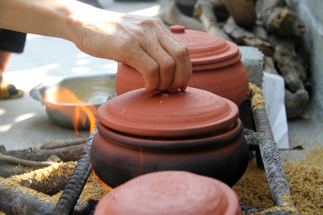 Lạ miệng món rươi kho niêu đất ở Hải Dương, phải đợi tới 5 tiếng đồng hồ mới được ăn - Ảnh 3.