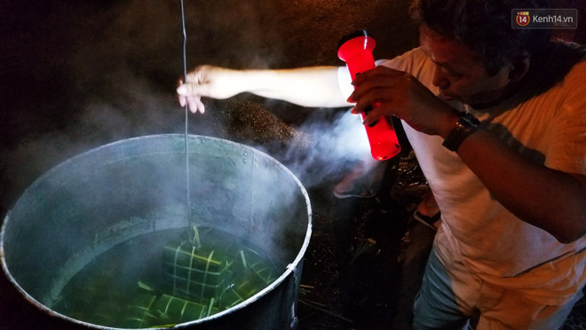 Người Sài Gòn trắng đêm bên bếp lửa hồng nấu bánh chưng, bánh tét đón Tết Kỷ Hợi 2019 - Ảnh 7.