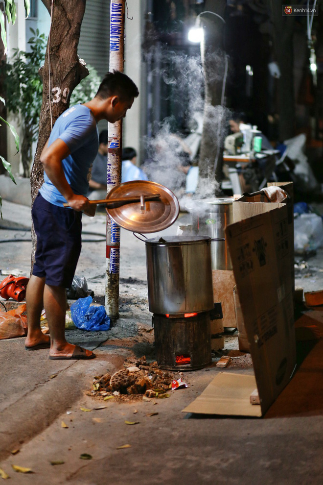 Người Sài Gòn trắng đêm bên bếp lửa hồng nấu bánh chưng, bánh tét đón Tết Kỷ Hợi 2019 - Ảnh 12.