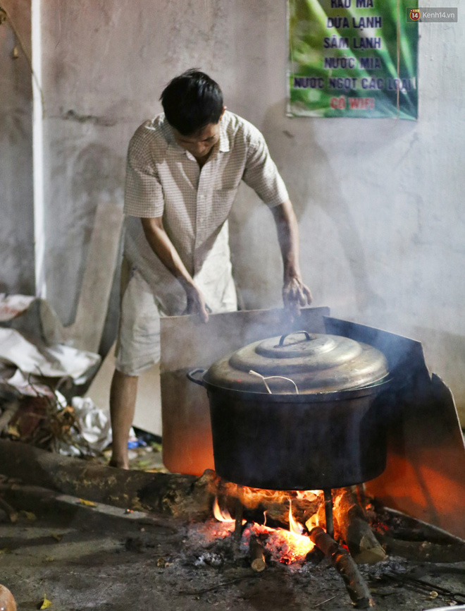 Người Sài Gòn trắng đêm bên bếp lửa hồng nấu bánh chưng, bánh tét đón Tết Kỷ Hợi 2019 - Ảnh 11.