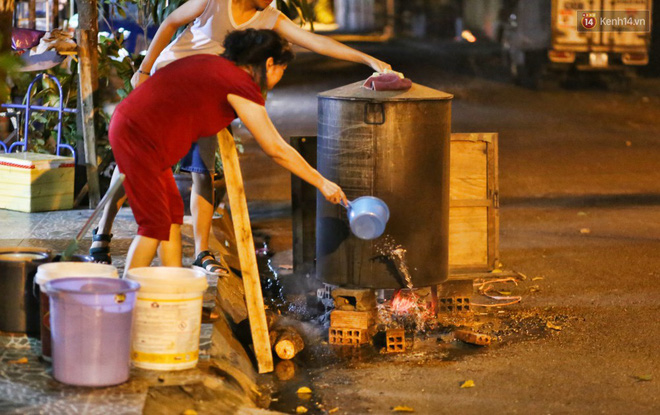 Người Sài Gòn trắng đêm bên bếp lửa hồng nấu bánh chưng, bánh tét đón Tết Kỷ Hợi 2019 - Ảnh 6.