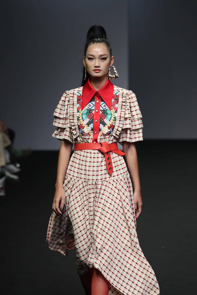 Quỳnh Anh trình diễn cho NTK Doucan tại Seoul Fashion Week 2019 (1)