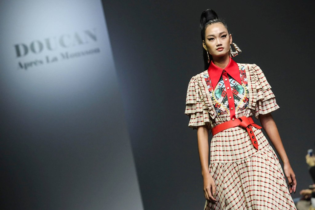 Quỳnh Anh trình diễn cho NTK Doucan tại Seoul Fashion Week 2019 (2)