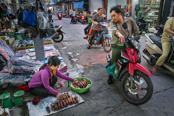 Được ăn món &#39;kinh dị&#39; của Việt Nam, phản ứng của phóng viên Mỹ khiến ai cũng bất ngờ - 3