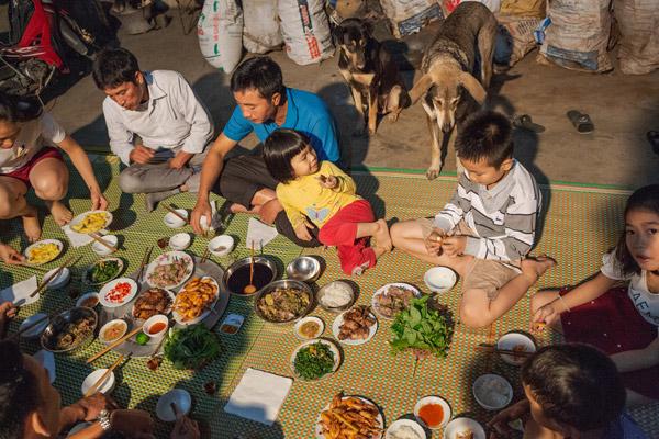 Được ăn món &#39;kinh dị&#39; của Việt Nam, phản ứng của phóng viên Mỹ khiến ai cũng bất ngờ - 6