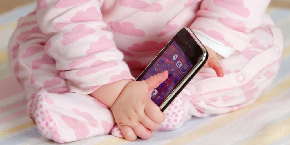 WHO: Trẻ dưới 1 tuổi tuyệt đối không tiếp xúc với smartphone - 1
